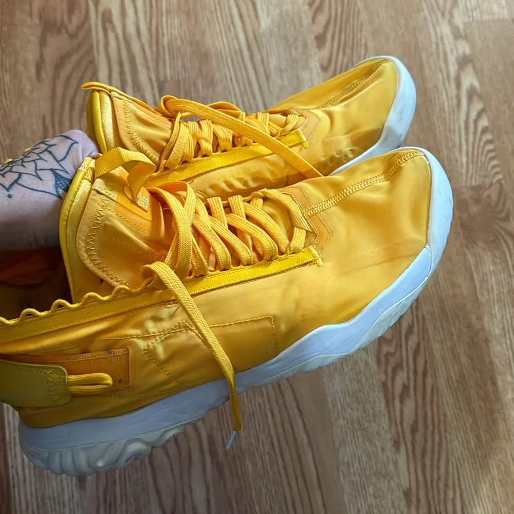 Size 12 jump man orange sneakers - Picture 3 of 3